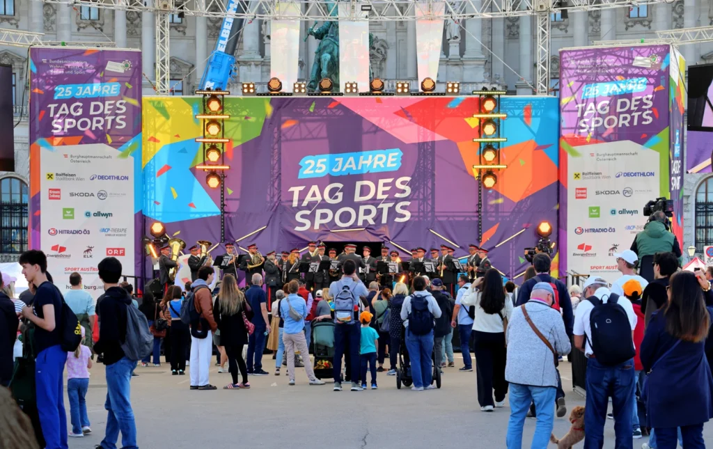 Hauptbühne des Tags des Sports 2026 auf dem Wiener Heldenplatz mit Publikum.